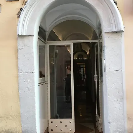 فندق مبيت وإفطار Domus Frattina *
